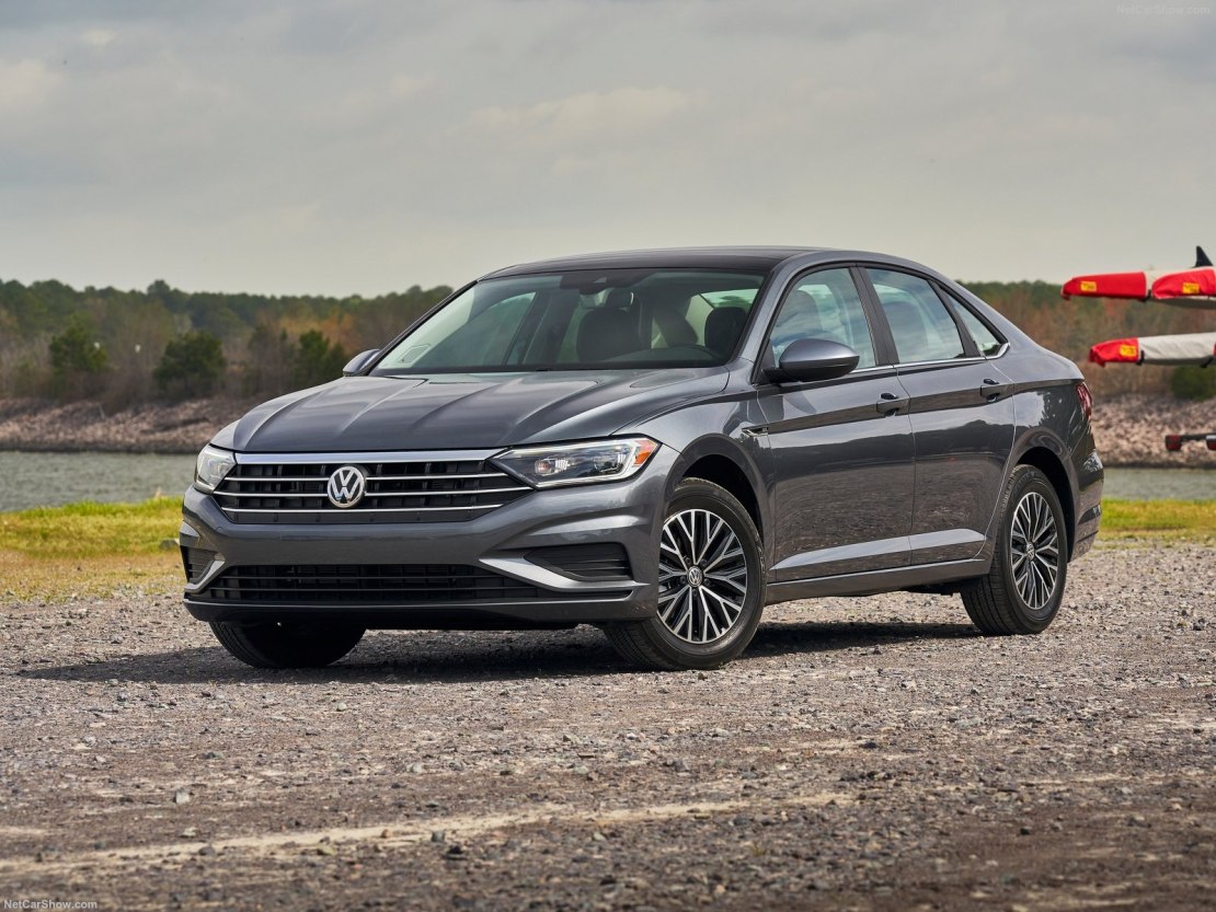 Volkswagen Jetta 2020: немецкий седан с турбированными моторами, расширенными комплектациями и увеличенными габаритами от 1,5 млн рублей